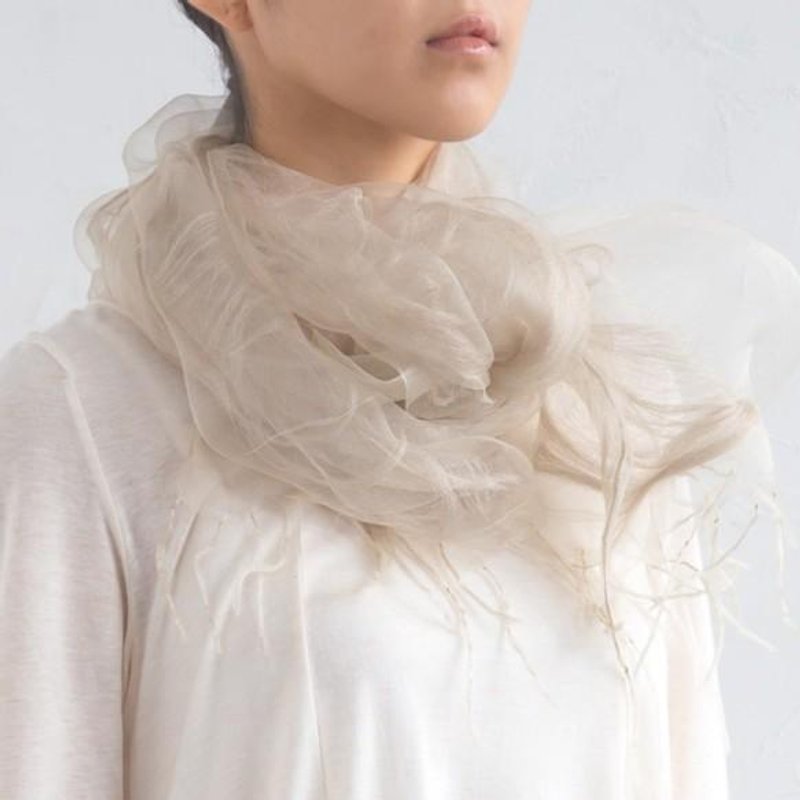 Sasame dyeing double feather scarf Sakura dyed gray - ผ้าพันคอ - ผ้าไหม สีเทา