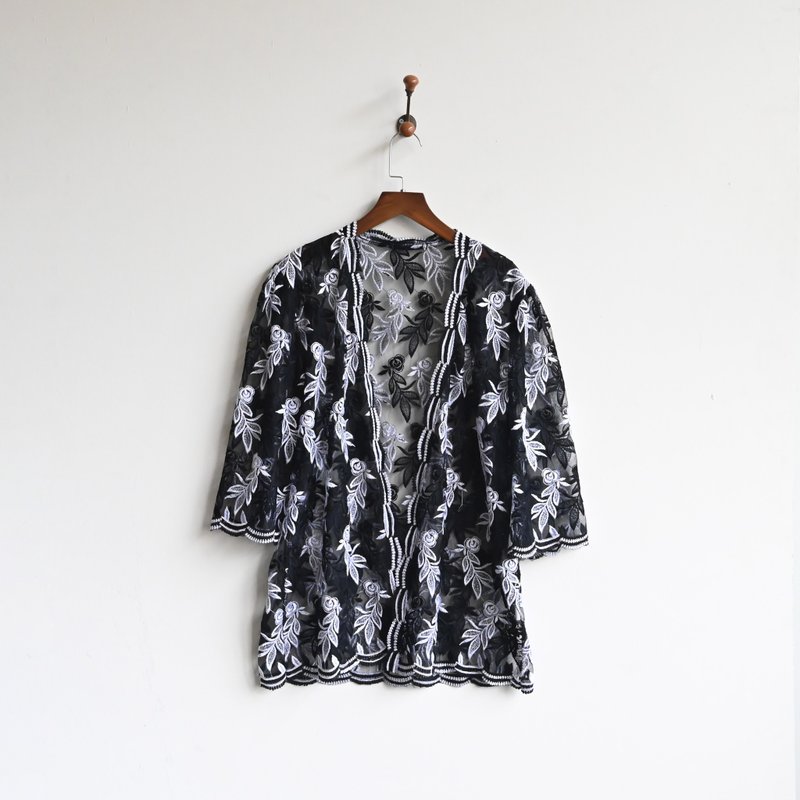 [Egg Plant Vintage] Black and white bud lace vintage blouse - Women's Shirts - Other Man-Made Fibers 