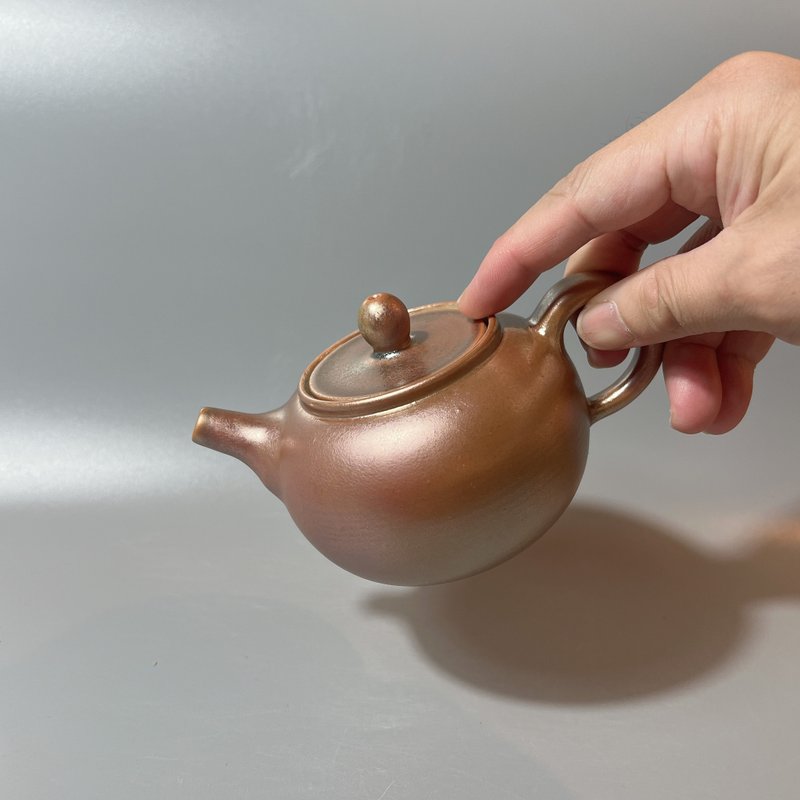 Wood-fired antique gold-colored teapot with fallen ash/Handmade by Xiao Pingfan - Teapots & Teacups - Pottery 