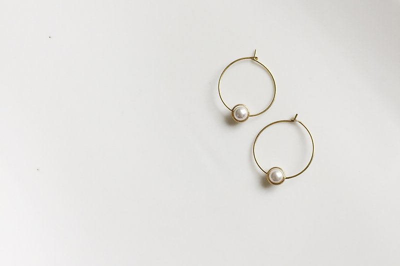 Pearl brass round earrings - ต่างหู - โลหะ สีทอง