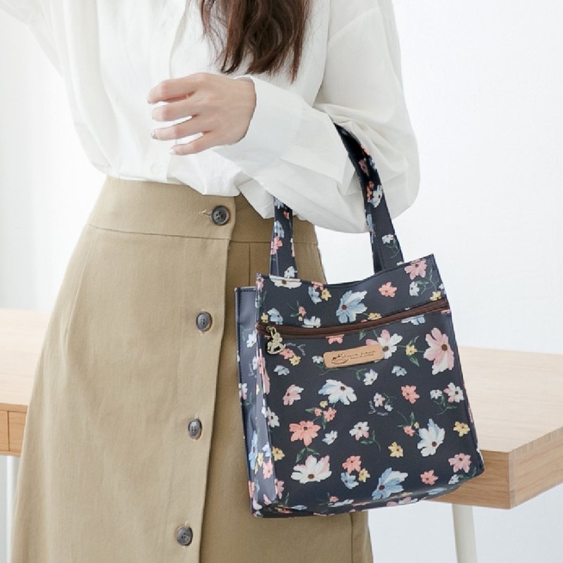 [Fresh Flowers-Pu He Bag] Made in Taiwan, all-purpose waterproof portable lunch bag - กระเป๋าถือ - วัสดุกันนำ้ 