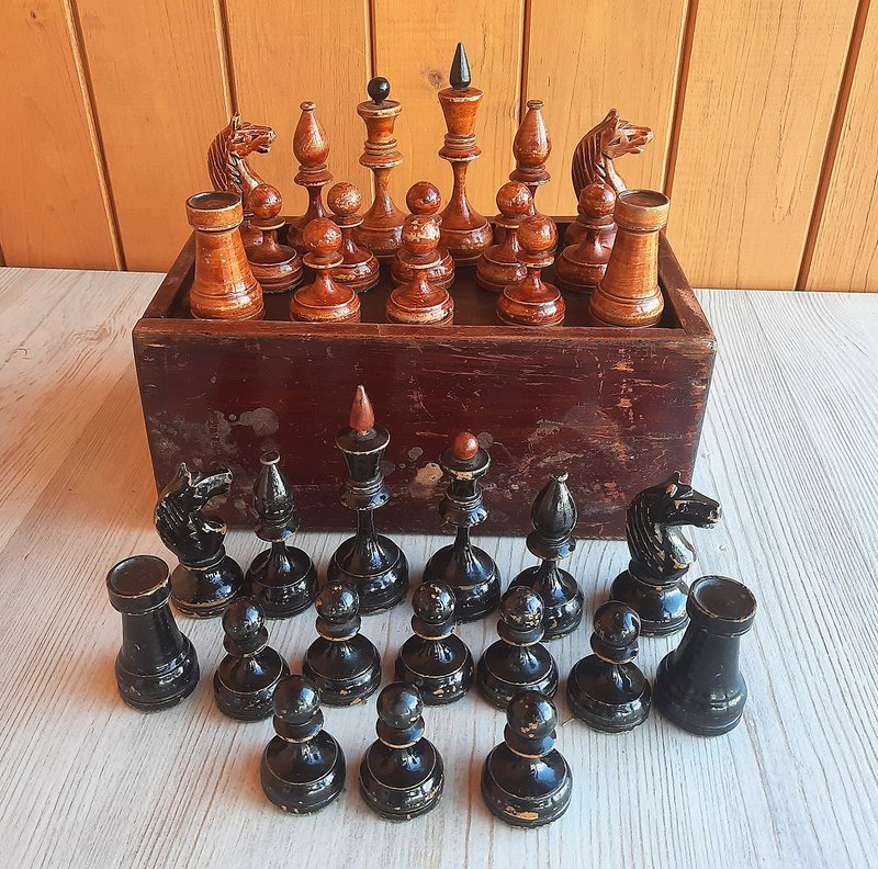 Antique Russian chess pieces wooden box – Old Soviet chessmen red black 1950s - บอร์ดเกม - ไม้ 