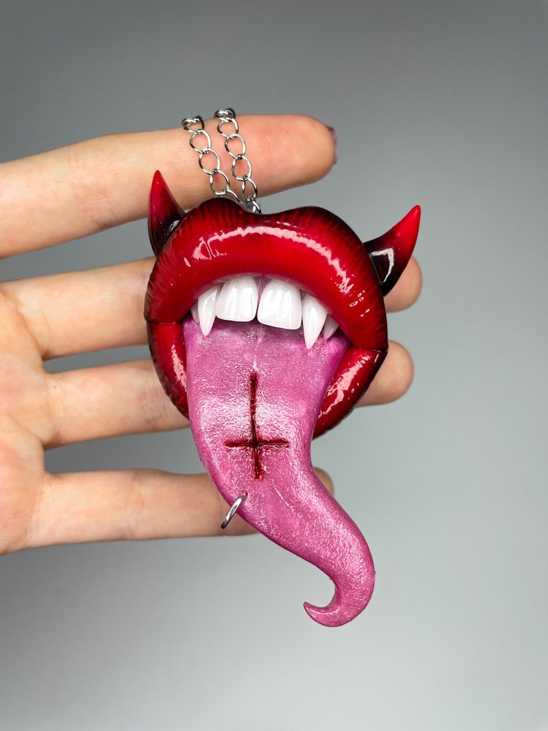 Pendant. Red lips with an upside down cross. - 項鍊 - 黏土 