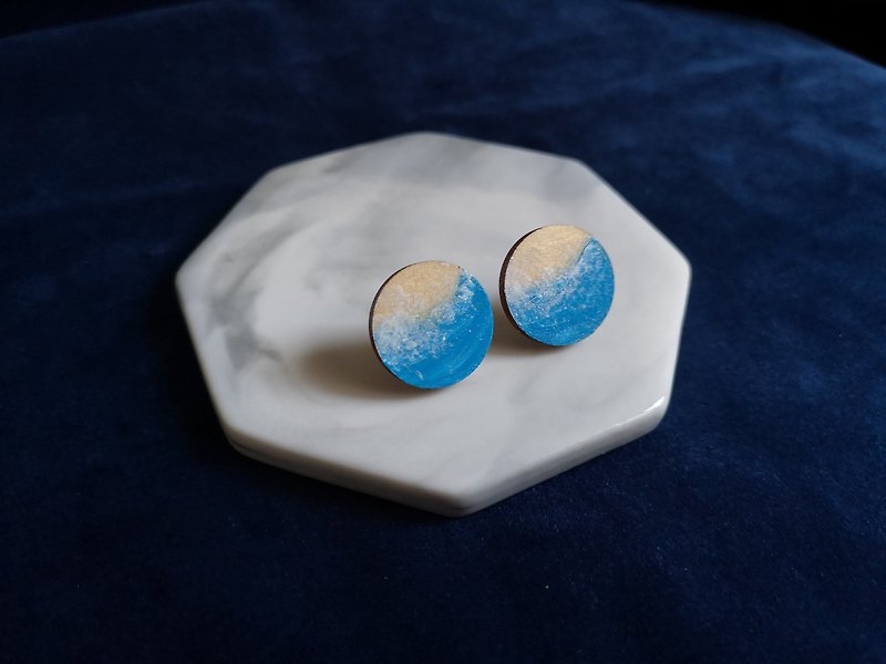 Hand-painted ocean wave wooden earrings-earring earrings wooden anti-allergic Stainless Steel ocean - ต่างหู - ไม้ สีน้ำเงิน