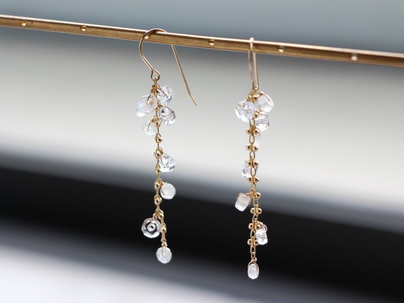 14kgf-moonstone & crystal line pierced earrings/can change to clip-on - 耳環/耳夾/耳骨夾 - 其他金屬 金色