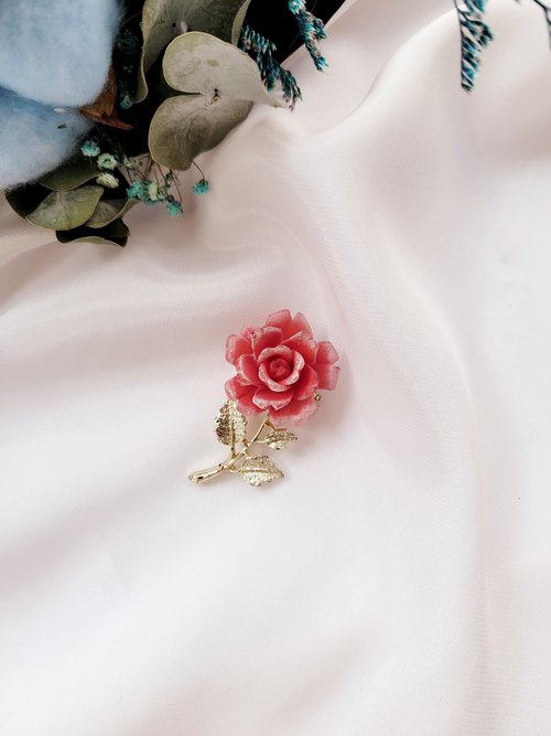 Hale黑爾典藏西洋古董 美國西洋古董飾品 / 60年代 淡金玫瑰 塑膠花 胸針別針 古董首飾