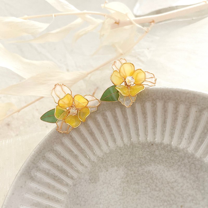 Yellow flower bud fresh sense crystal flower handmade earrings painless Clip-On gift wear matching accessories - ต่างหู - เรซิน สีเหลือง