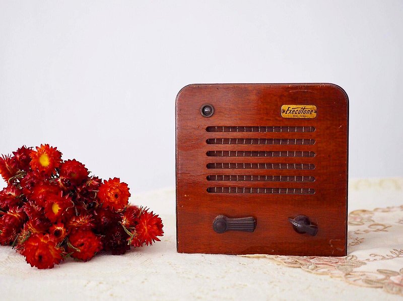 American Execulone Antique Radio - Items for Display - Wood 
