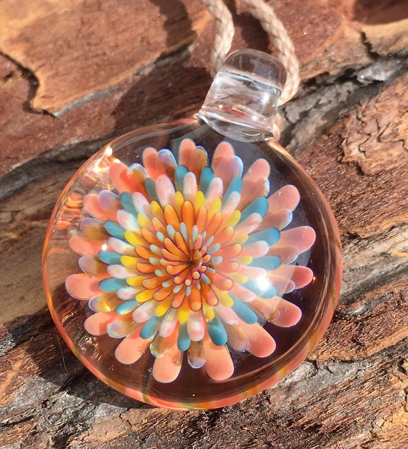 boroccus  Solid geometry-like  A flower pattern  Thermal glass pendant. - Necklaces - Glass Multicolor
