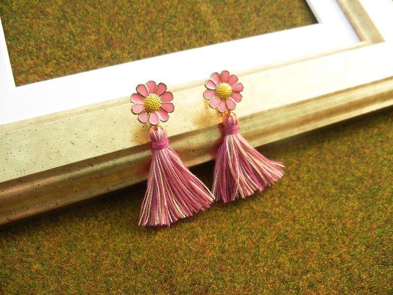 *coucoubird*Peach daisy tassel Clip-On/can be modified anti-allergic ear acupuncture - Earrings & Clip-ons - Silk Pink