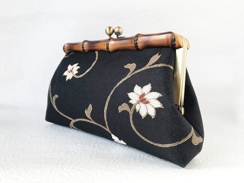 Flower arabesque clutch bag - กระเป๋าถือ - ผ้าไหม ขาว