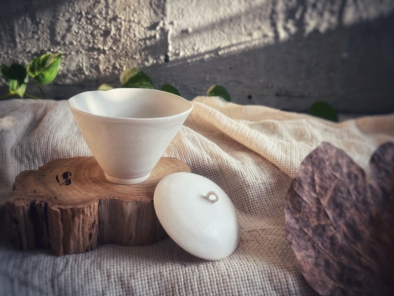 桌上的白瓷糖霜 / 蓋碗茶杯 蓋杯 茶具 - 山丘碗蓋 - 茶壺/茶杯/茶具 - 瓷 白色