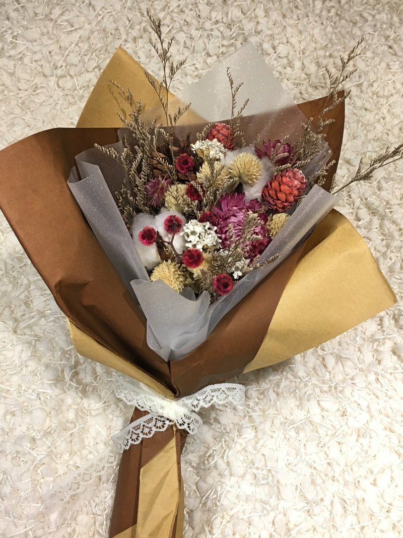 【Hydrangea Studio】聖誕紅與白的交會 手作乾燥花捧花 花束 婚紗 拍照 造型 交換禮物 - 植栽/盆栽 - 植物．花 