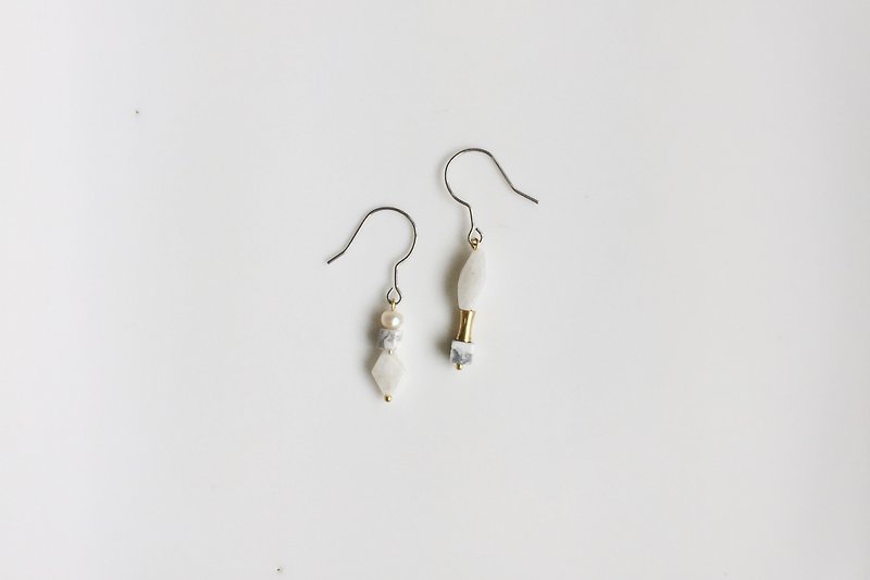 Various gray I asymmetric shape earrings - ต่างหู - เครื่องเพชรพลอย สีเทา