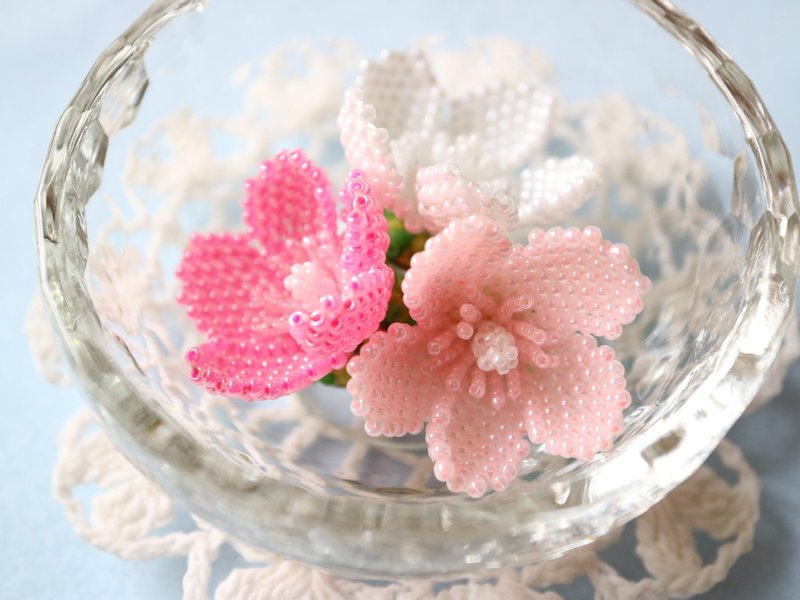 夾竹桃のブローチ ライトピンク　一重咲き きょうちくとう キョウチクトウ 花 フラワー 夏 梅雨 繊細 上品 個性的 シードビーズ ビーズステッチ オフルーム - 胸針 - 玻璃 粉紅色