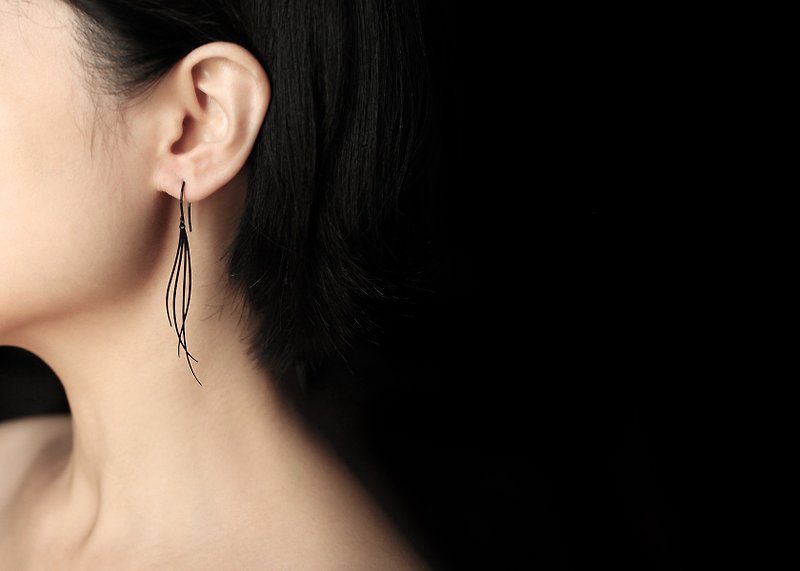 黑微風耳環 Breeze Earrings (Black) - 耳環/耳夾 - 其他金屬 黑色