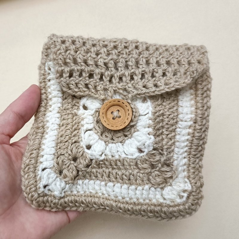 Milky Tea Colored Square Yarn Pouch for Sanitary Pads - กระเป๋าเครื่องสำอาง - ผ้าฝ้าย/ผ้าลินิน ขาว