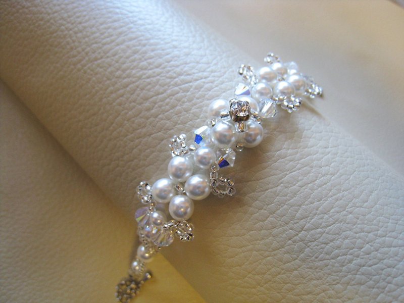 Silky Pearl & Swarovski Crystal Bracelet / JAB : White - Bracelets - Pearl White