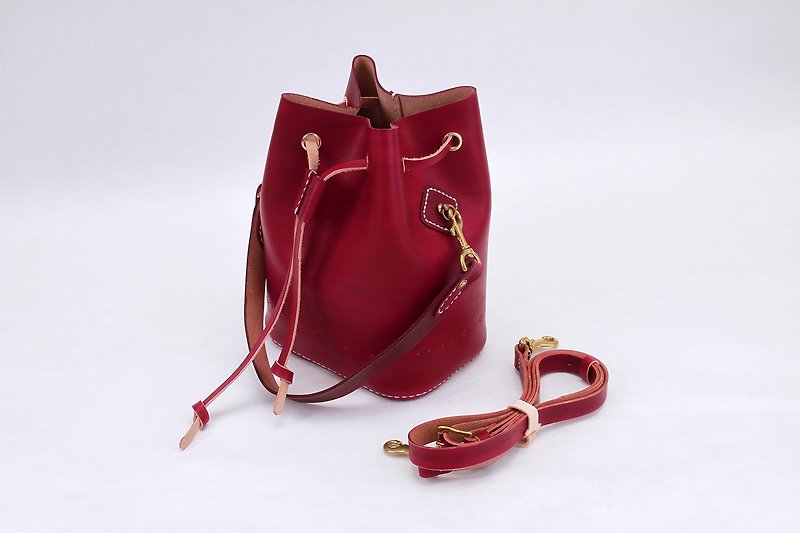 [Cutting line] Pure hand-stitched vegetable tanned leather women's carved shoulder bag handbag hand-dyed wine red - Messenger Bags & Sling Bags - Genuine Leather Red