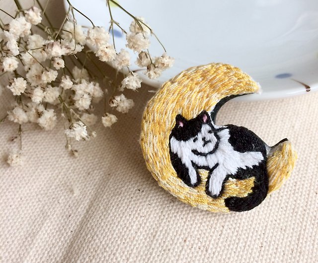 Handmade embroidery*Cat pins sleeping on the moon - Shop YUU YUU LAB  Brooches - Pinkoi