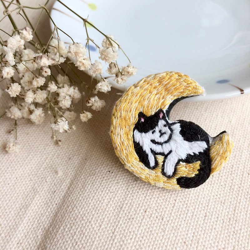 Handmade embroidery*Cat pins sleeping on the moon - เข็มกลัด - งานปัก สีเหลือง