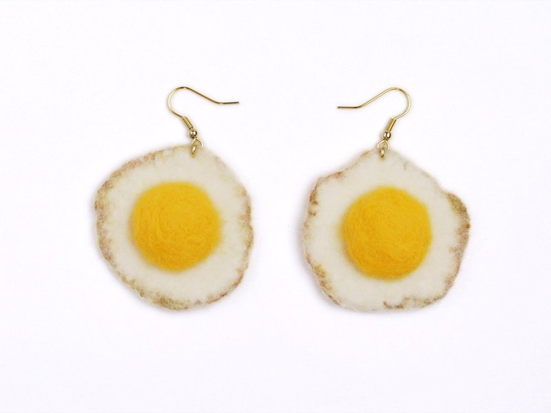フェルトの目玉焼きピアス・イヤリング　Fried egg felt pierced earrings or earrings - 耳環/耳夾/耳骨夾 - 羊毛 黃色