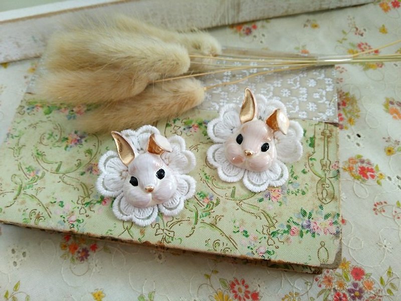 Retro white brush gold bunny head lace ginkgo flower feel pin F047 temperament cute - Brooches - Other Materials White