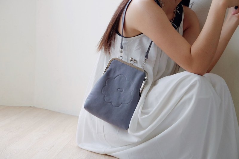 Gray embossed large flower square shoulder kiss lock bag - กระเป๋าถือ - ผ้าฝ้าย/ผ้าลินิน 