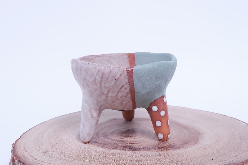 Handmade ceramic candle holder with legs - 香氛蠟燭/燭台 - 陶 藍色