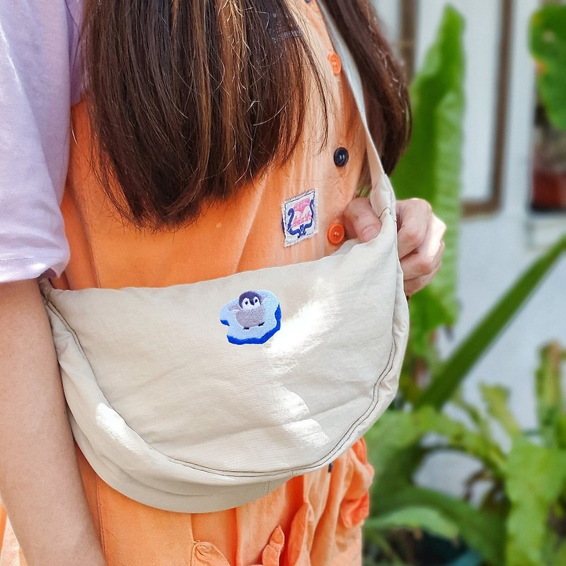 Embroidered pattern design soft crescent bag crossbody bag / Skate Penguin, 5 colors in total - กระเป๋าแมสเซนเจอร์ - ไนลอน 
