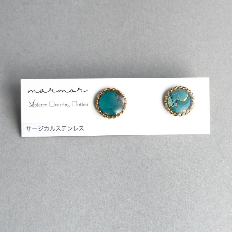 【1点のみ】ブルーグリーン　アルコールインクアート　ピアス　サージカルステンレス　小ぶり　小さめ　金属アレルギー対応　ミニ　人と被らない　ゴールド　キレイめ　青 - 耳環/耳夾/耳骨夾 - 樹脂 藍色