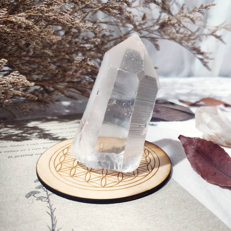 靈山 天然白水晶原礦單尖柱 橫紋生長紋完整 附獨家能量符文盤 - 擺飾/家飾品 - 水晶 透明