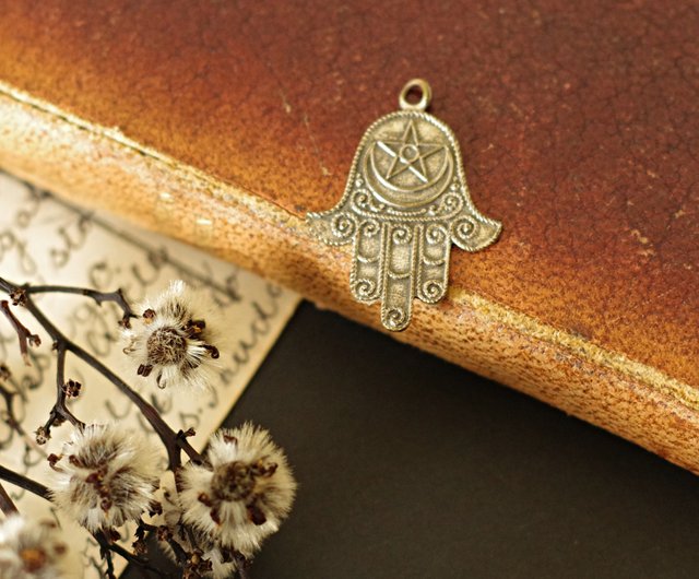 ゴールドとシルバーのベビーシルバー レース ファティマの手 HAMSA アミュレット ペンダント CH190 - ショップ  goldsilverbaby ネックレス - Pinkoi