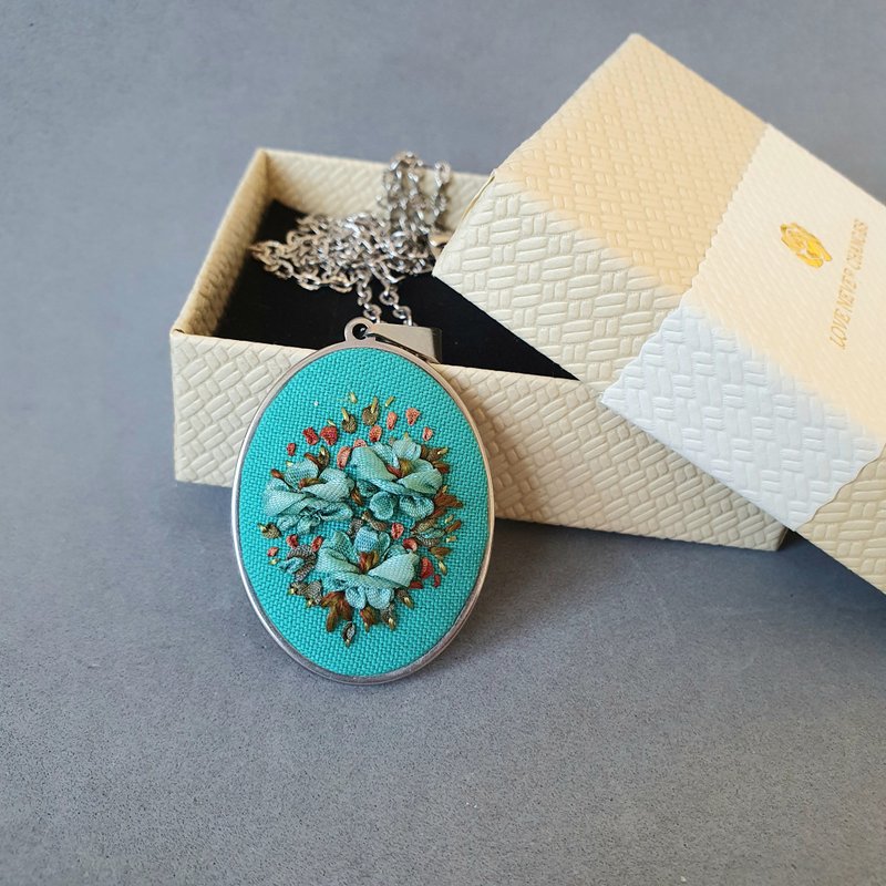 绣花吊坠 Ribbon embroidered turquoise pendant for her - 項鍊 - 絲．絹 綠色