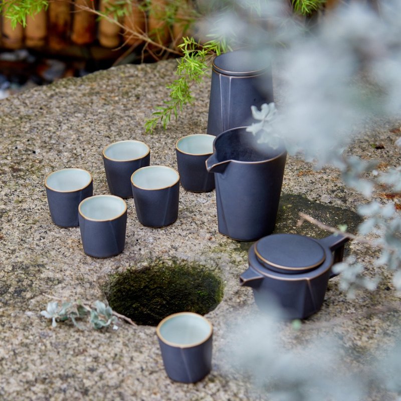 【陸寶LOHAS】飲隱茶組 炭黑  許華山建築師跨界聯名 - 茶壺/茶杯/茶具 - 陶 黑色
