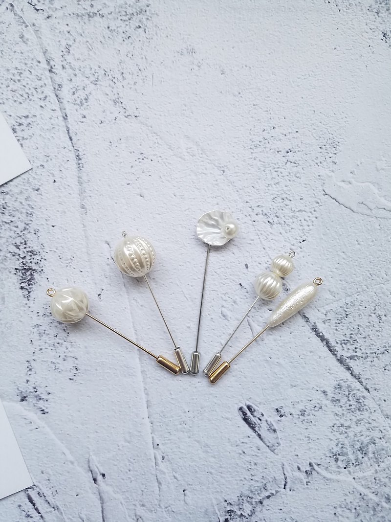 真珠シリーズの花びら胸花が新郎の1文字の針の針を割り込む - ブローチ - 真珠 ホワイト