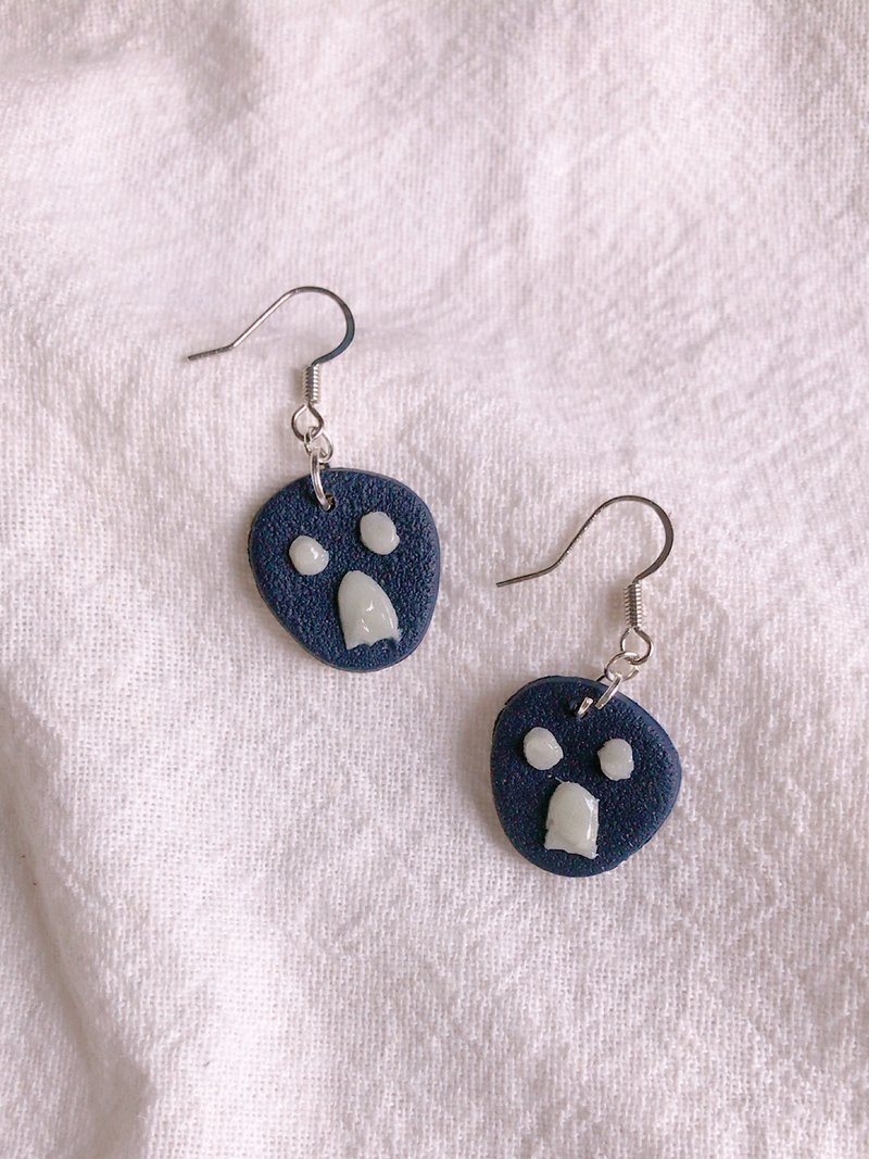 Pottery Earrings & Clip-ons Black - Polymer Clay Screaming Ghost Face Earrings (glow in the dark)