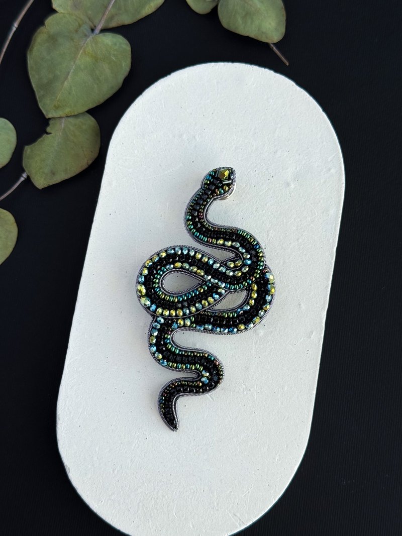 Beaded snake brooch pin embroidered snake jewelry made in Ukraine - 胸針 - 其他材質 黑色