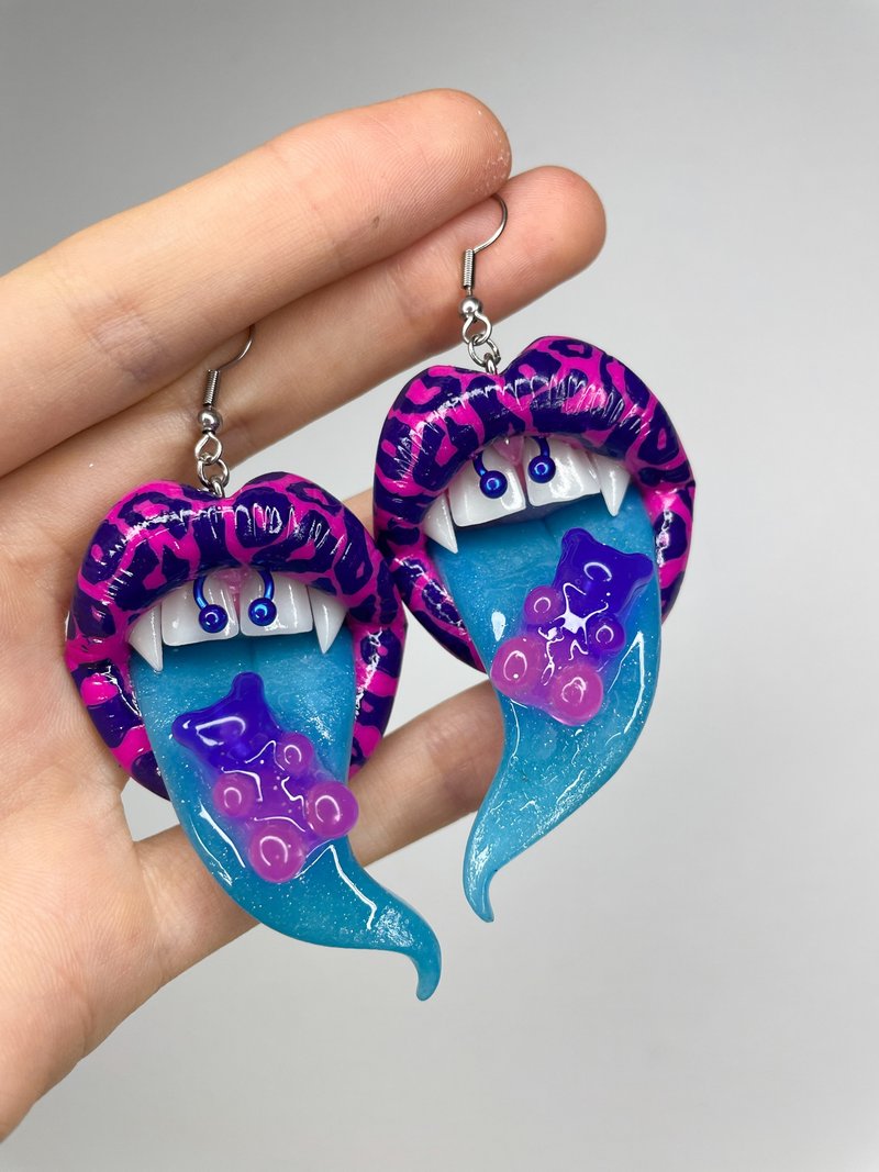 Earrings. Pink & blue lips with gummies. - 耳環/耳夾/耳骨夾 - 黏土 