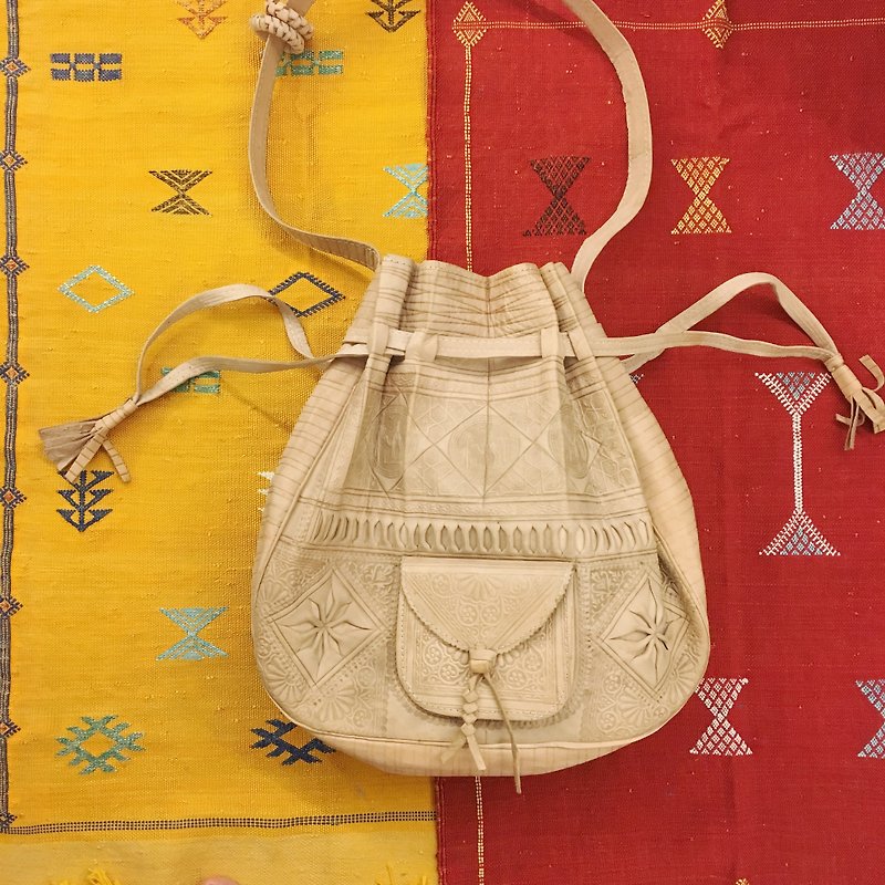 Morocco handmade primitive camel leather side backpack oblique pack water bucket bag national wind accessories - กระเป๋าแมสเซนเจอร์ - หนังแท้ สีกากี