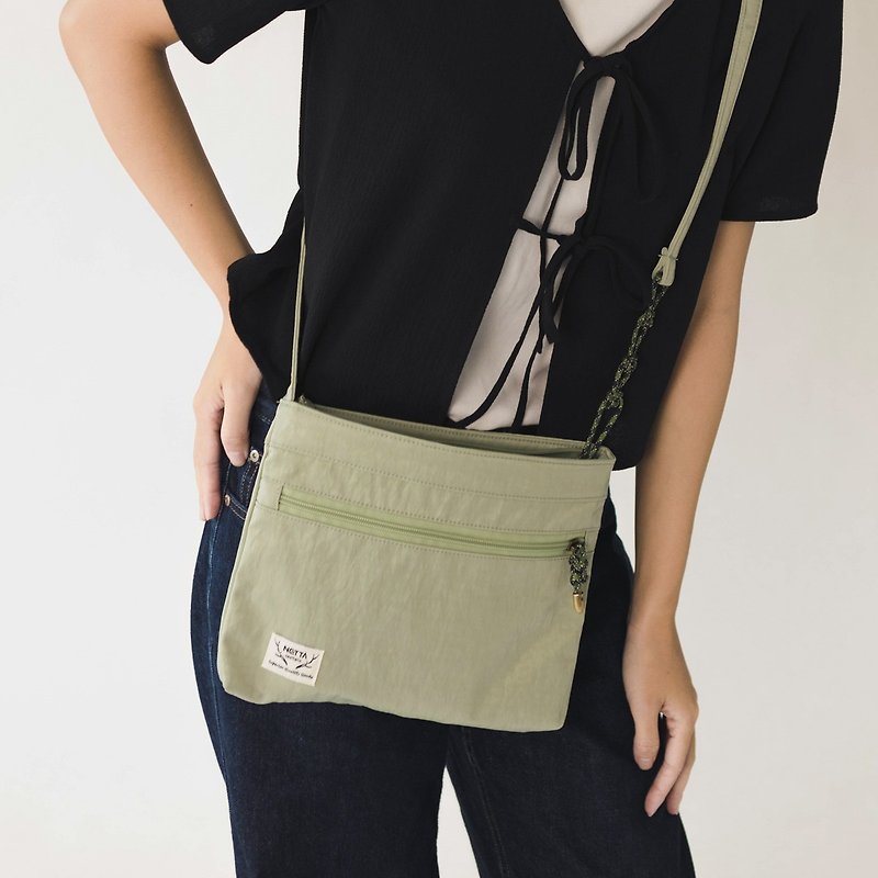 NETTA knotted horizontal cross-body bag (3 colors) | Water-repellent side backpack carry-on small bag - กระเป๋าแมสเซนเจอร์ - ไนลอน สีกากี