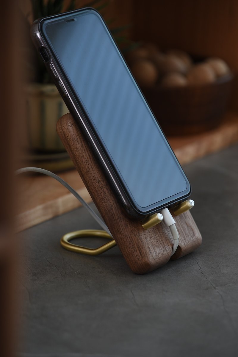 One-piece solid wood mobile phone holder with charging hole, North American black walnut + brass beauty - Phone Stands & Dust Plugs - Wood Yellow