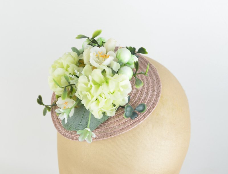 Headpiece Fascinator with White and Green Silk Flowers Romantic Floral Wedding - เครื่องประดับผม - วัสดุอื่นๆ ขาว