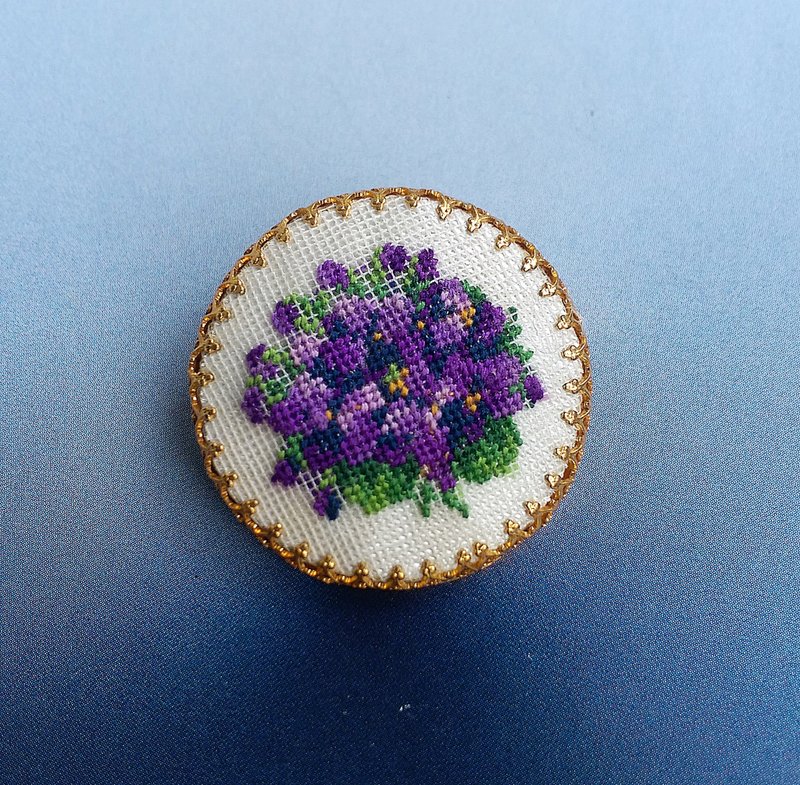 Vintage Jewelry 西洋古董飾品  優雅紫花 十字繡 別針 - 胸針 - 其他金屬 金色