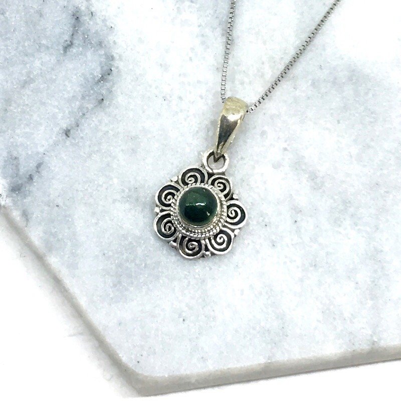 Green tourmaline 925 sterling silver flower style necklace Nepal handmade mosaic production - Necklaces - Gemstone Green
