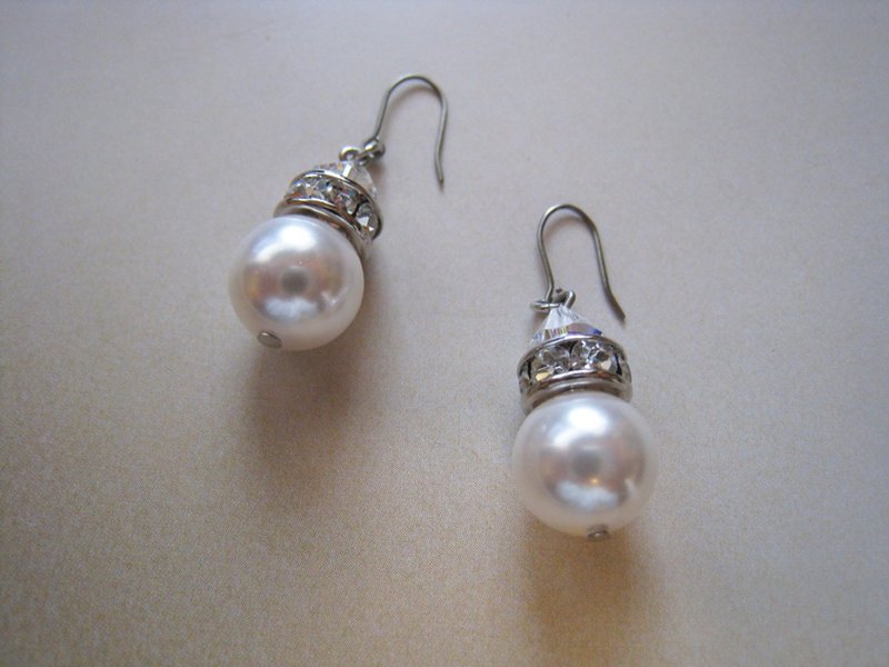 Silky Pearl & Swarovski Crystal Pierced Earrings / R : White - ต่างหู - ไข่มุก ขาว