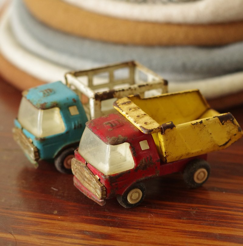古くて良いアンティークジュエリー、珍しい日本製の鉄のおもちゃの車、2台まとめて販売 W664 - その他 - 金属 ゴールド