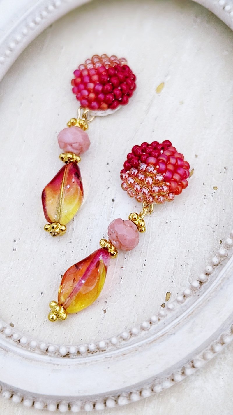 Beaded Flower earrings - ต่างหู - วัสดุอื่นๆ สีแดง