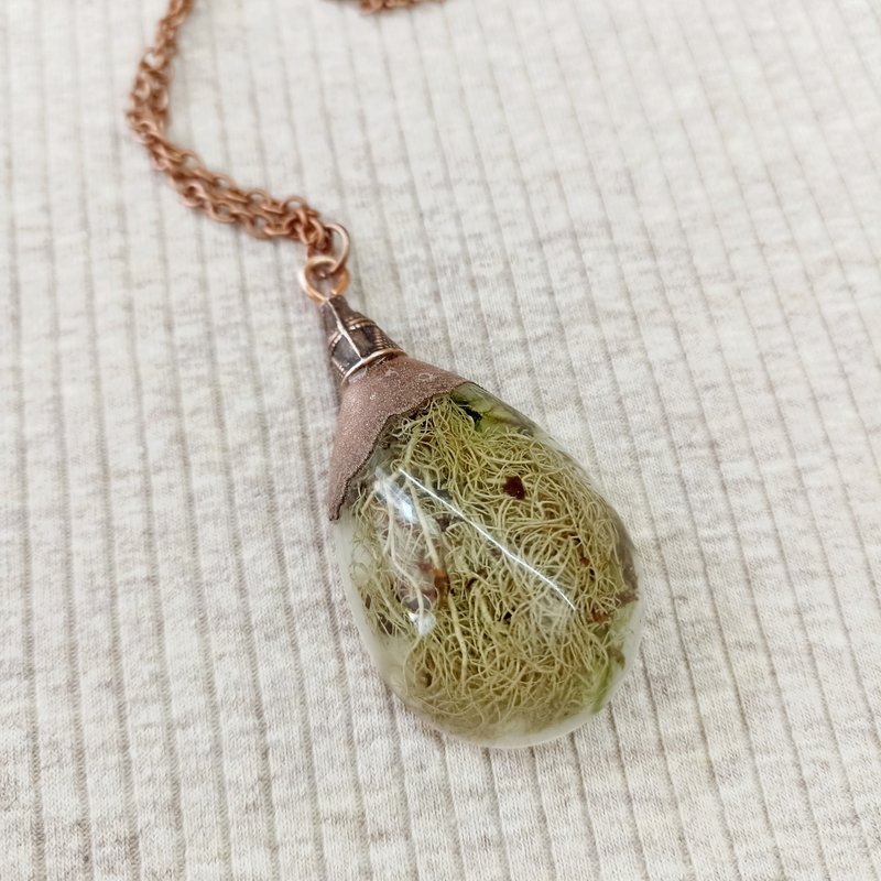 Forest necklace with lichen Witch jewelry Lichens in resin necklace 生日禮物 項鍊 - Necklaces - Resin Brown