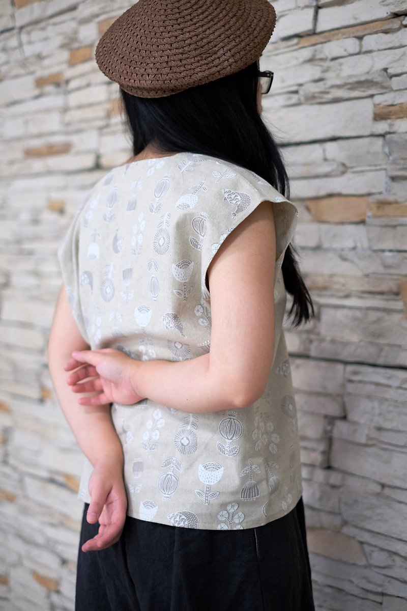 日本のショートボードVネックシャツ北欧の小さな花の手作りシャツ - トップス - コットン・麻 ホワイト